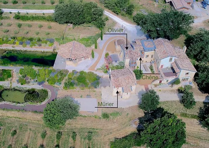 Hollyoaks Estate בית הארחה *